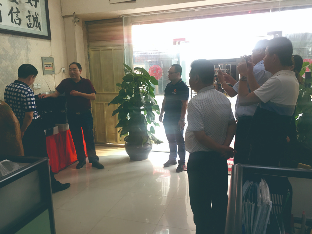 公司董事長陳程給廣西工業(yè)和信息化廳領(lǐng)導詳細介紹節(jié)電器節(jié)電原理及研發(fā)生產(chǎn)銷售情況